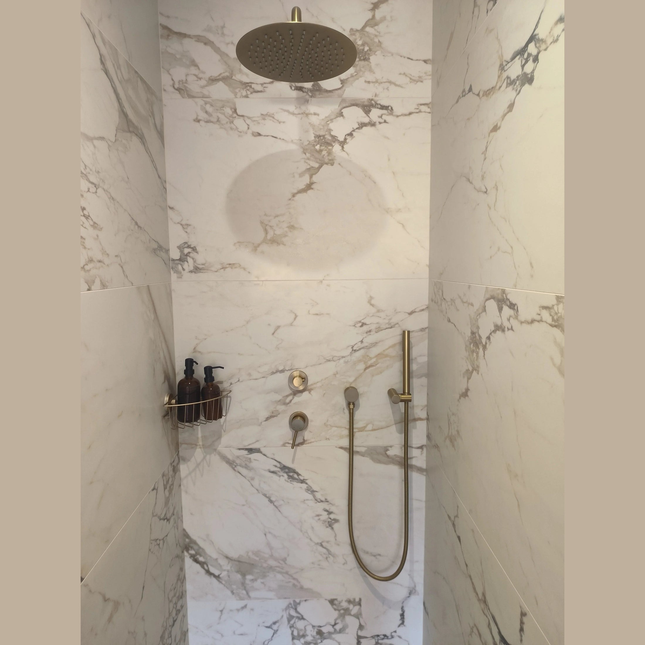 Colonne de douche encastrée or brossé