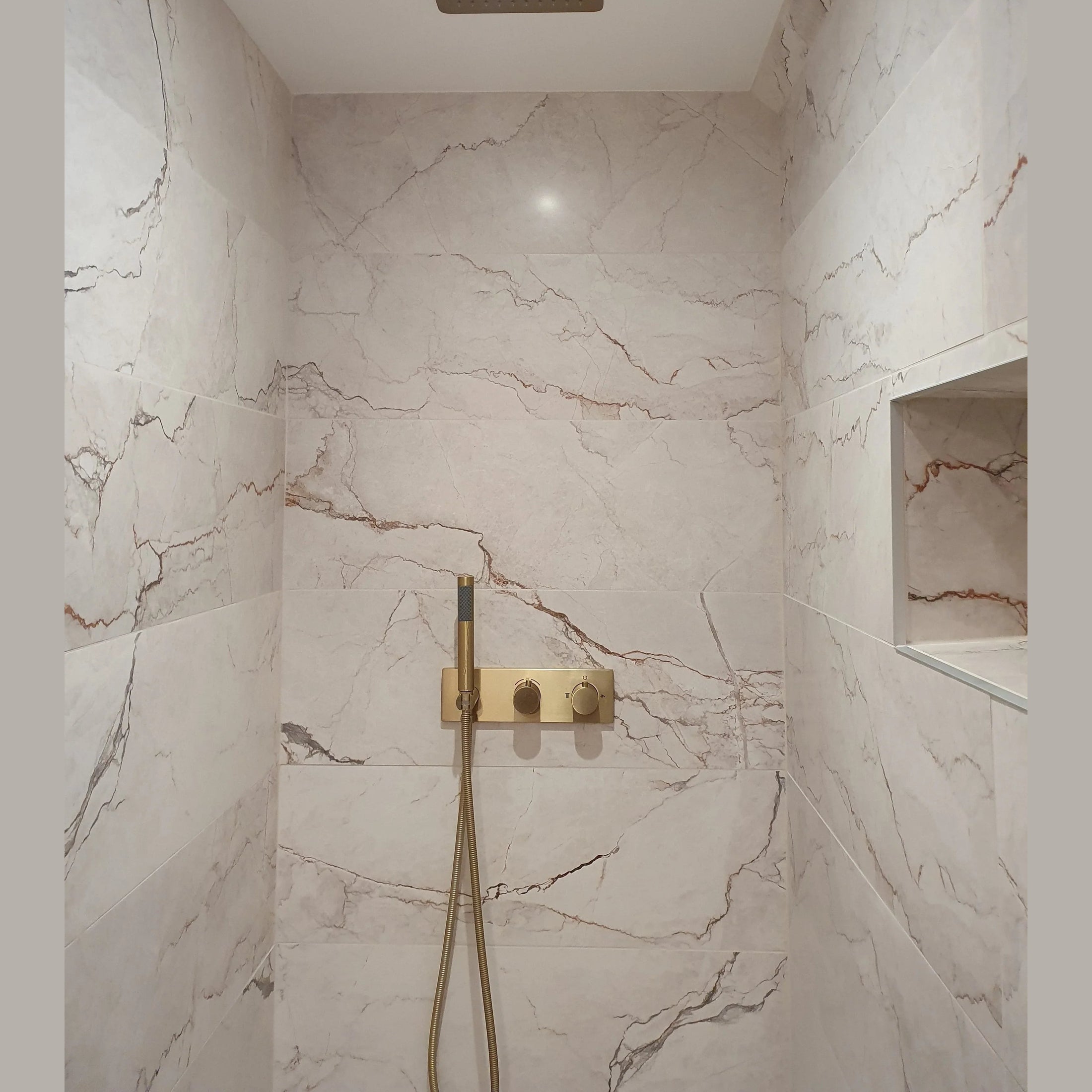 Colonne de douche encastrée or brossé