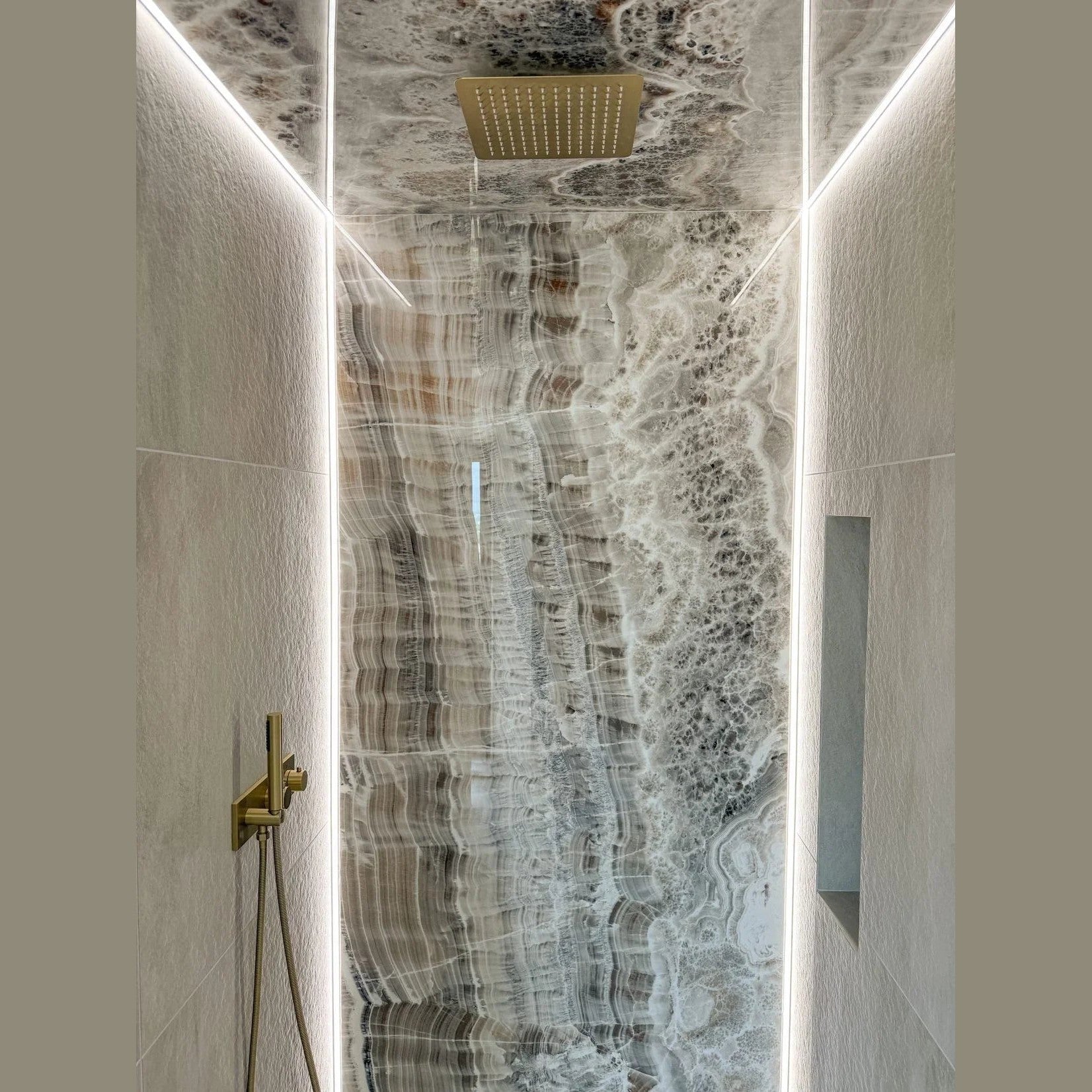 Colonne de douche encastrée or brossé