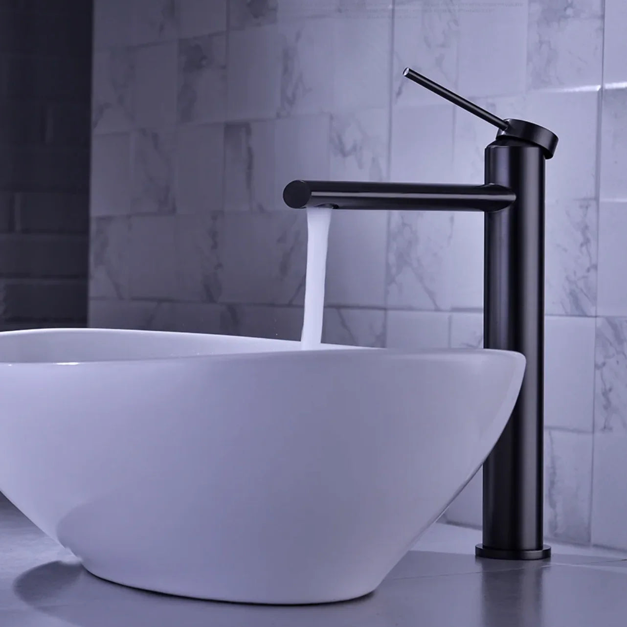 Mitigeur sur plan noir mate