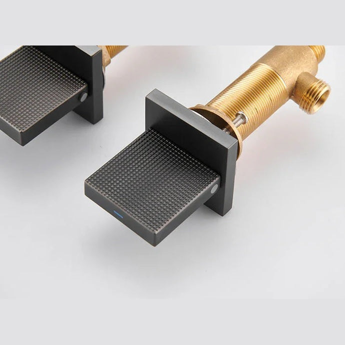 Robinet de salle de bain gris brossé