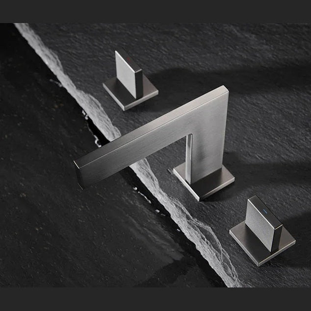 Robinet de salle de bain gris brossé