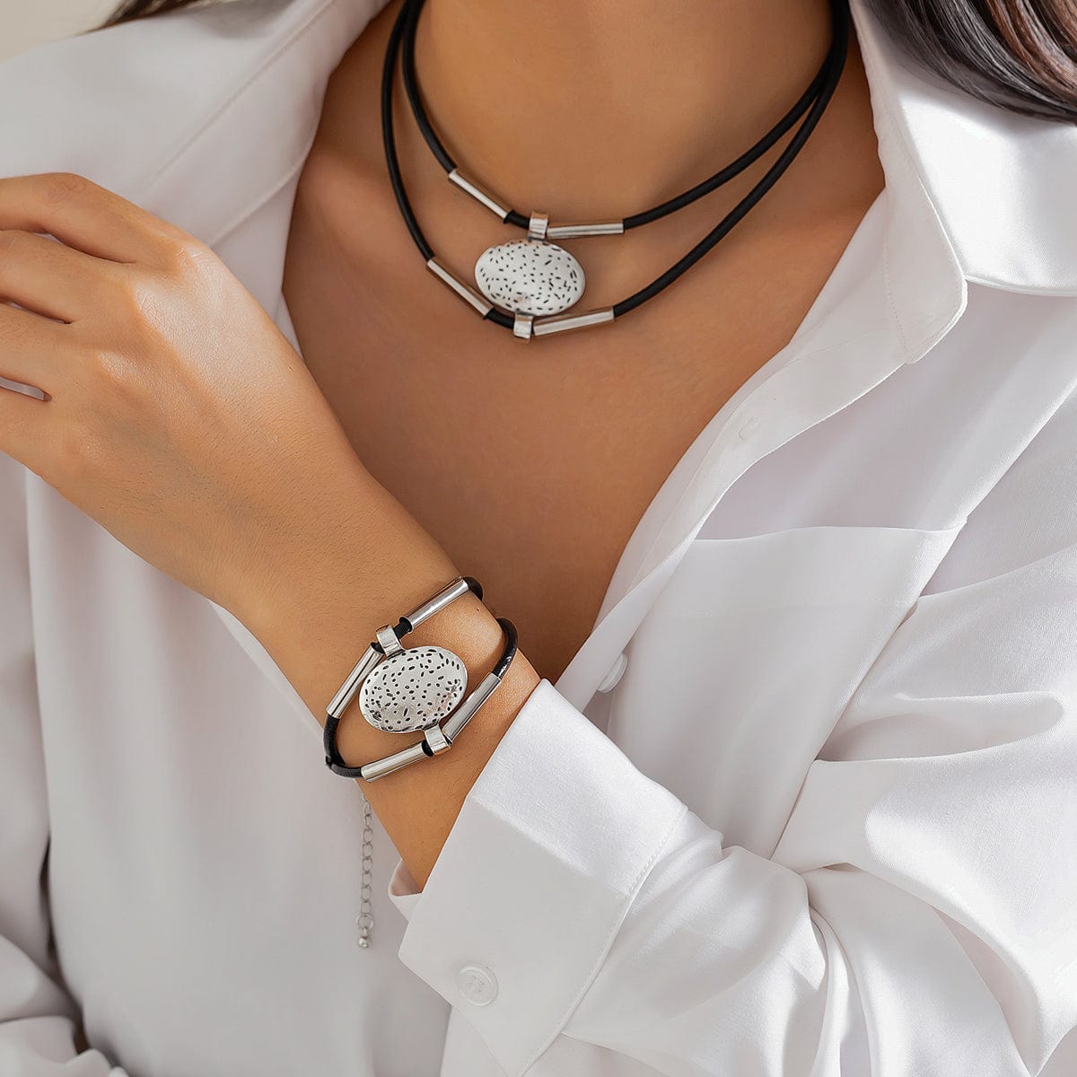 2-teiliges Handgemachtes Schmuckset mit geschnitztem Oval-Anhänger | Halskette & Armband