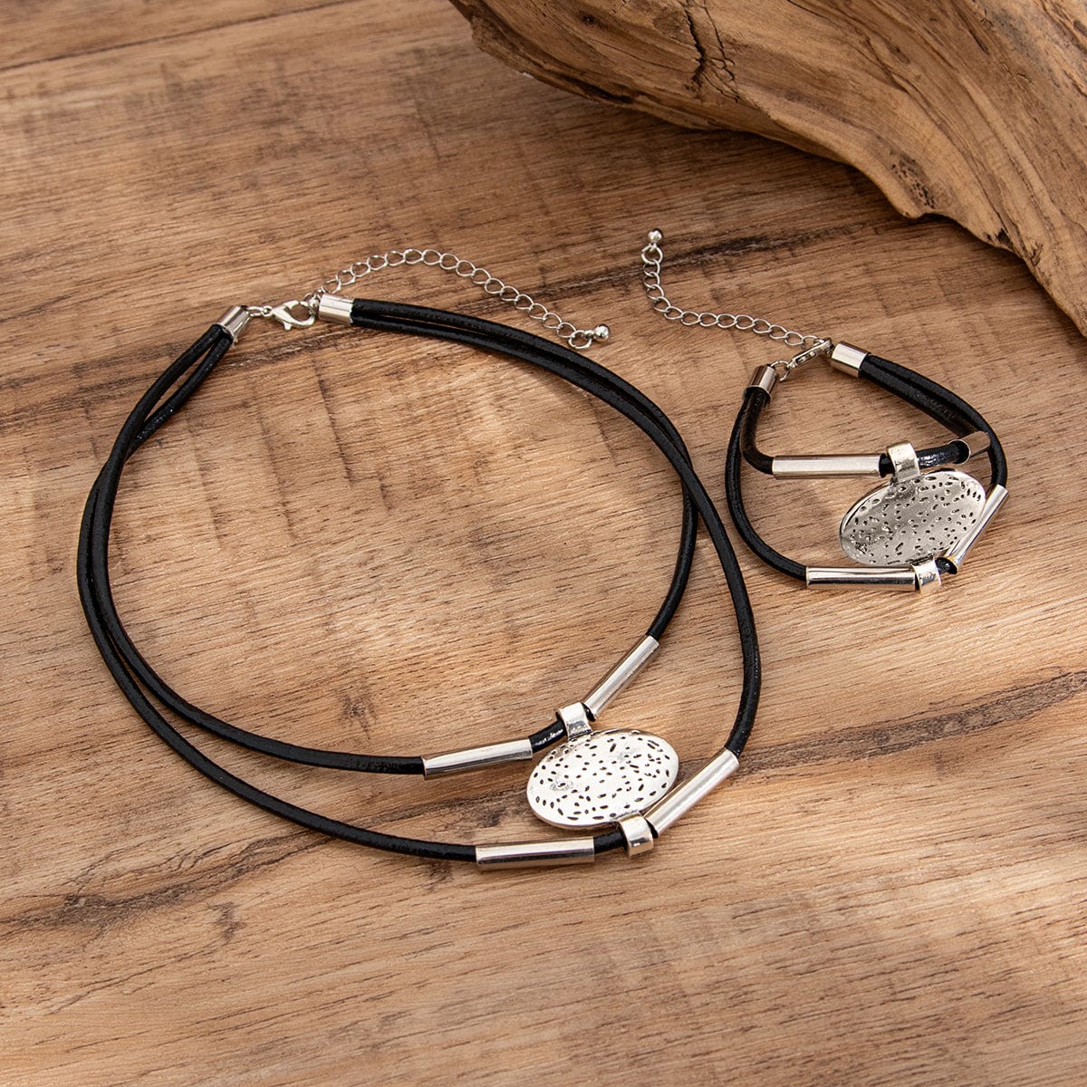 2-teiliges Handgemachtes Schmuckset mit geschnitztem Oval-Anhänger | Halskette & Armband