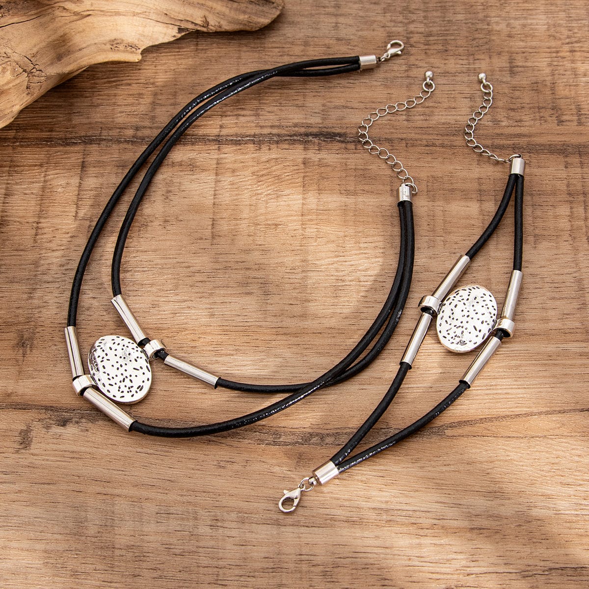 2-teiliges Handgemachtes Schmuckset mit geschnitztem Oval-Anhänger | Halskette & Armband