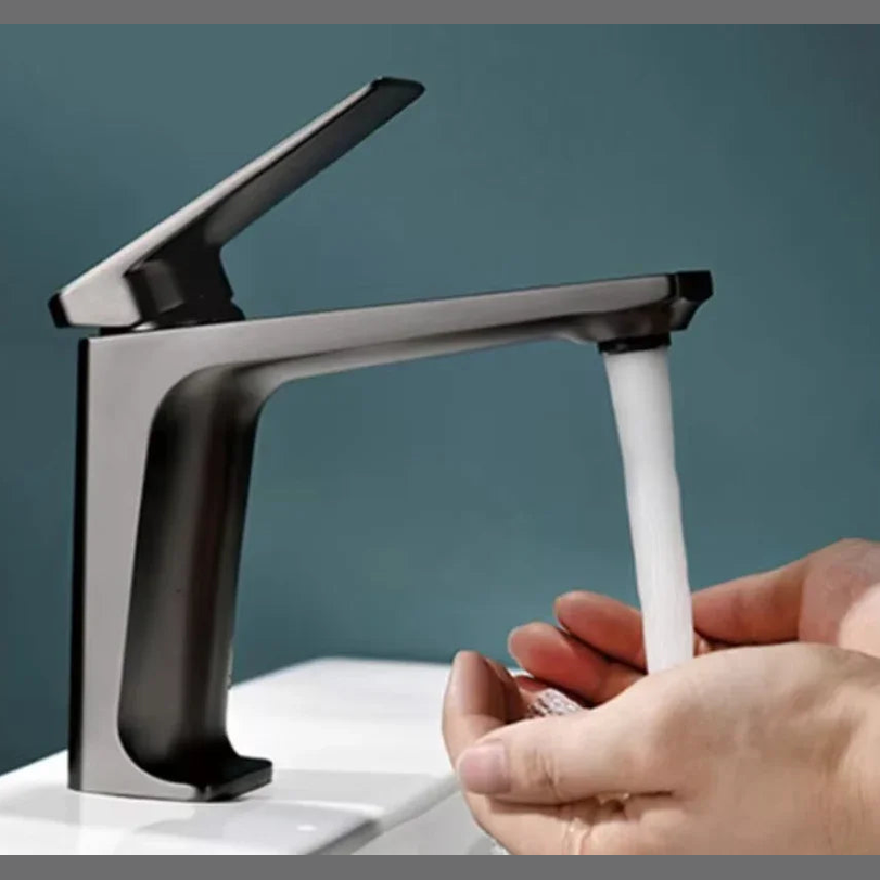 Mitigeur de salle de bain gris brossé