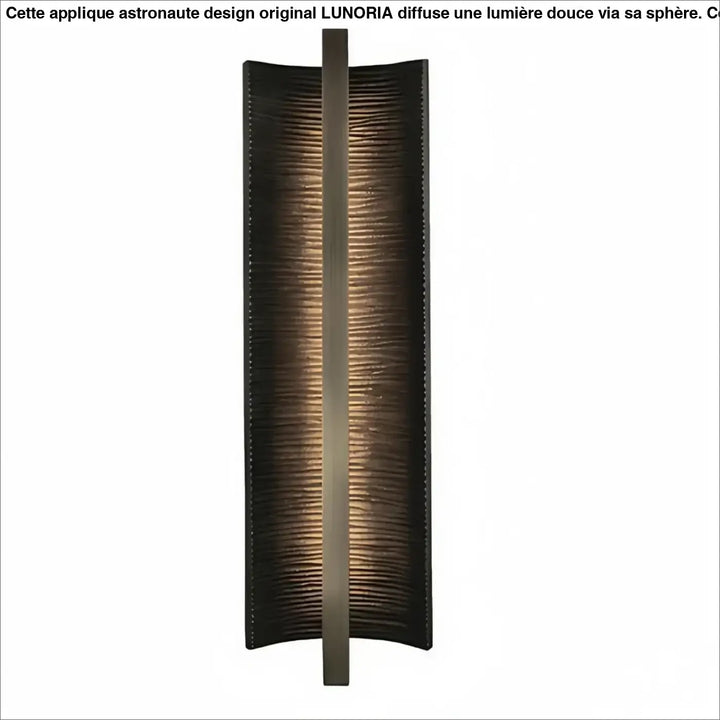 Applique murale copira en bronze foncé avec panneaux texturés émettant une lumière chaude pour décoration intérieure