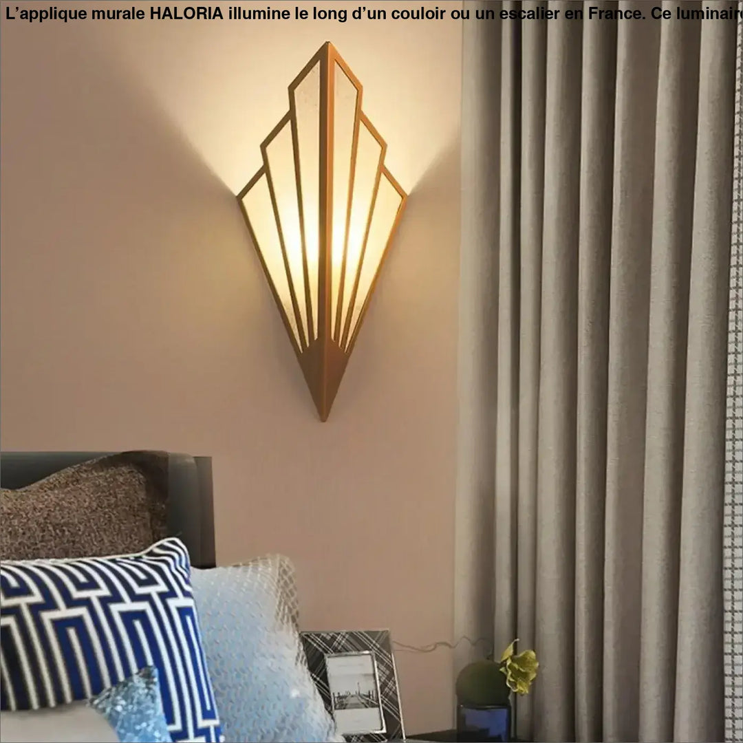 Applique murale art déco en finition dorée chaude avec design géométrique en éventail pour couloir ou escalier haloria