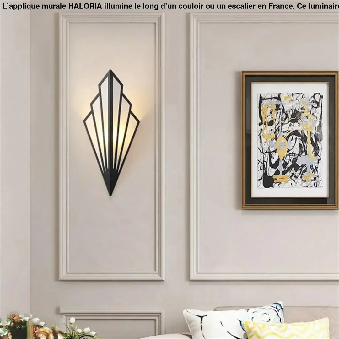 Applique murale noire style art déco avec design géométrique en éventail pour couloir et escalier HALORIA