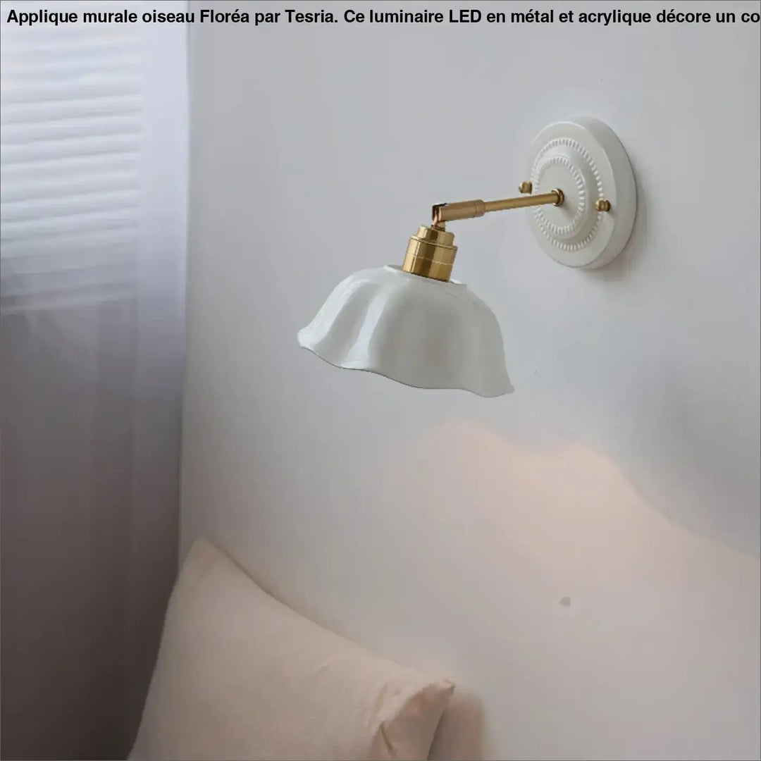 Applique murale blanche en céramique avec bras en métal doré et base cannelée pour long d’un couloir ou autour d’un miroir