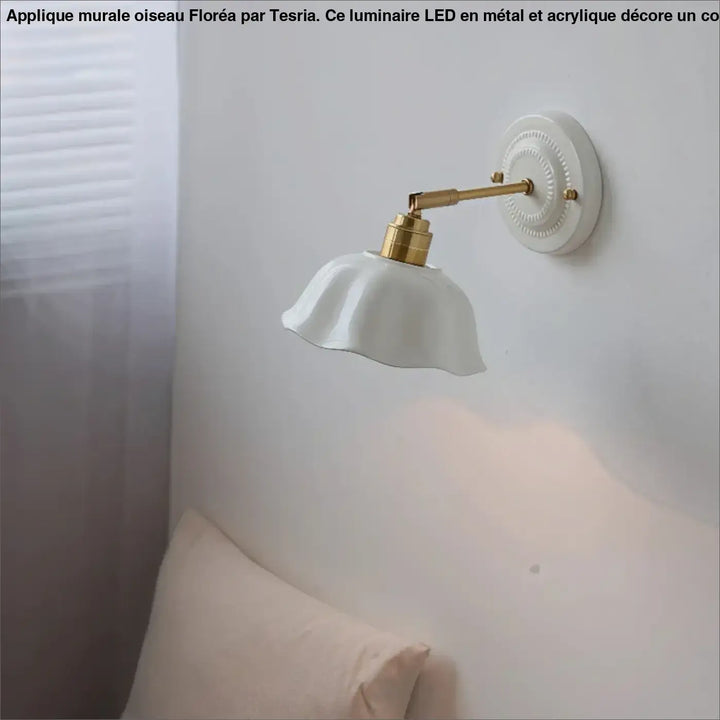 Applique murale blanche en céramique avec bras en métal doré et base cannelée pour long d’un couloir ou autour d’un miroir