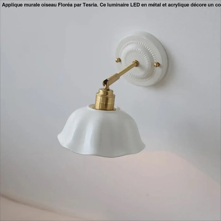 Applique murale en céramique blanche avec bras en laiton doré pour éclairage long d un couloir ou autour d un miroir