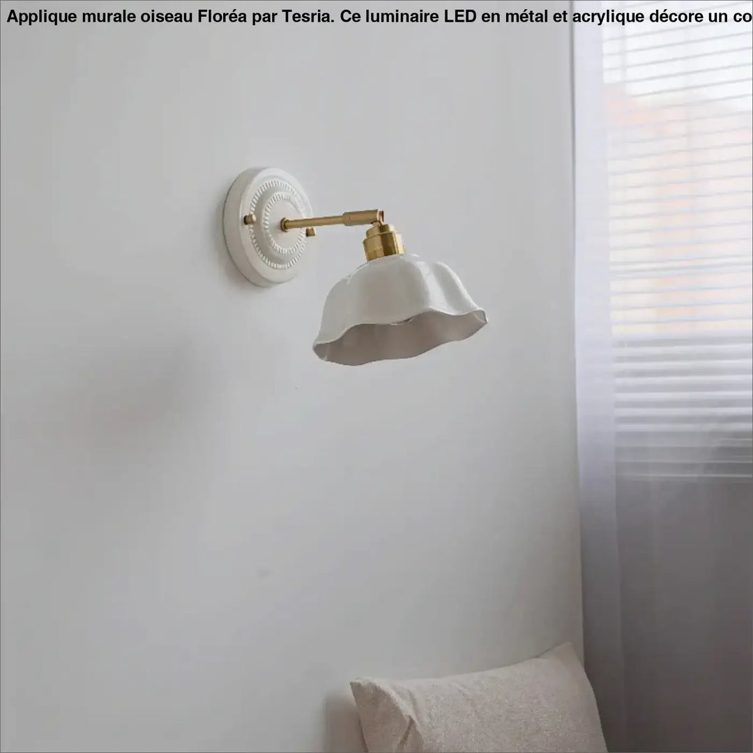 Applique murale blanche en céramique avec bras métal doré et abat-jour cannelé autour d’un miroir ou long d’un couloir