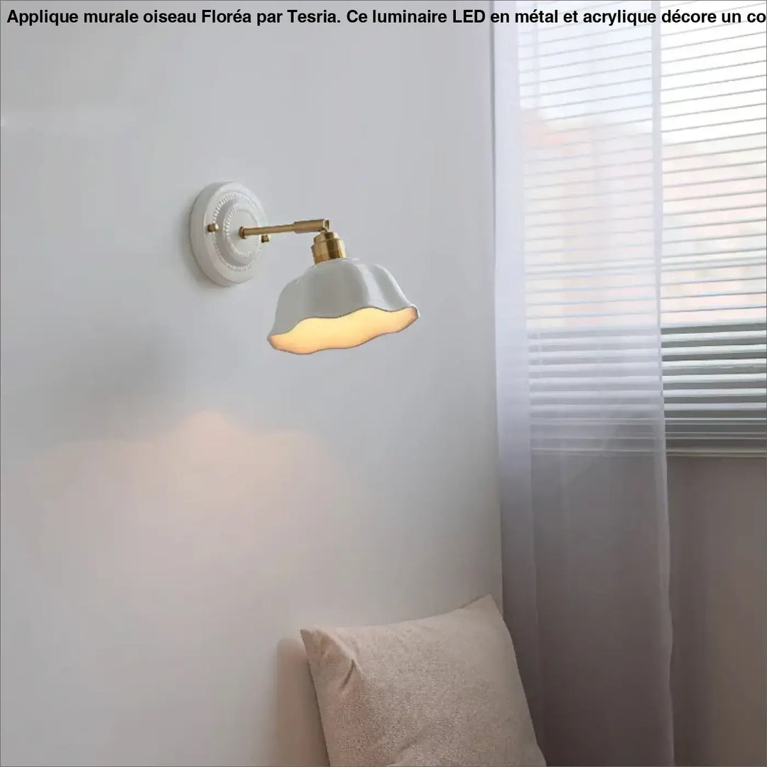 Applique murale en céramique blanche avec bras en laiton réglable idéale long d un couloir ou autour d un miroir
