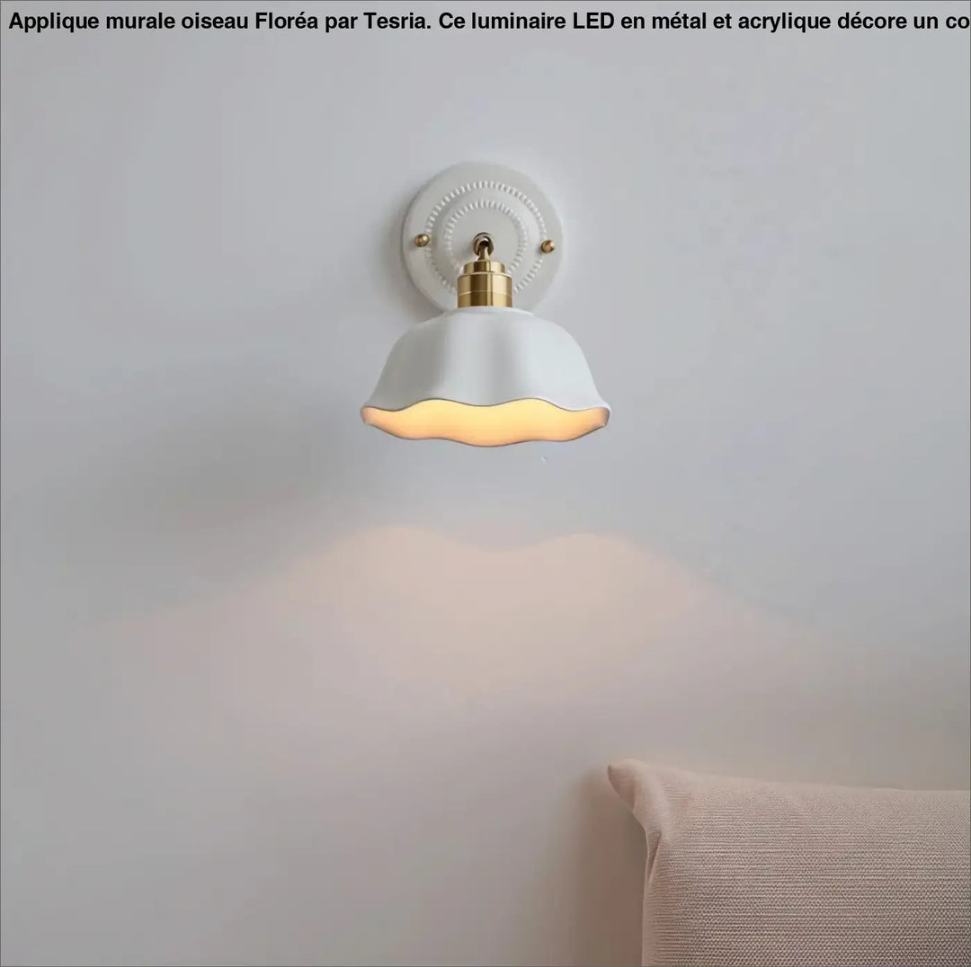 Applique murale en céramique blanche avec tige centrale finition laiton et rosace décorative pour long d’un couloir ou autour d’un miroir