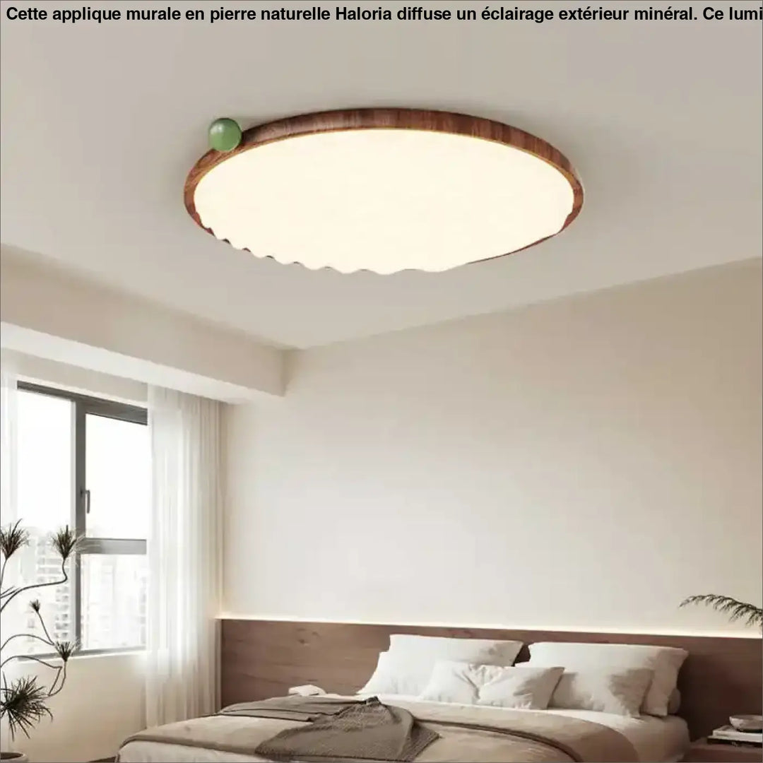 Applique murale circulaire en pierre naturelle avec cadre en bois scallopé diffusant une lumière chaude idéale long d’un couloir ou autour d’un miroir