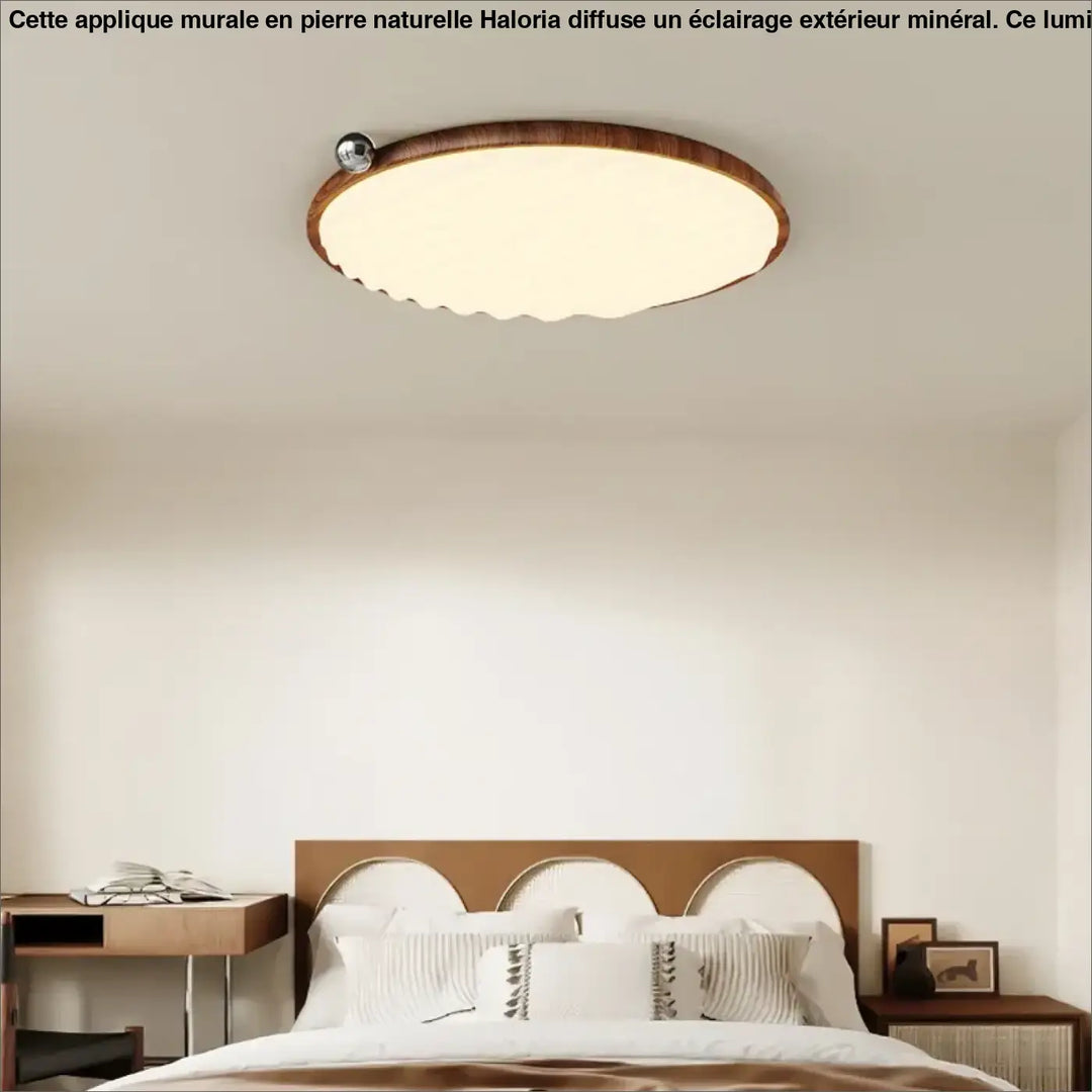 Applique murale avec cadre en bois scallopé et lumière chaude diffuse idéale long d’un couloir ou autour d’un miroir