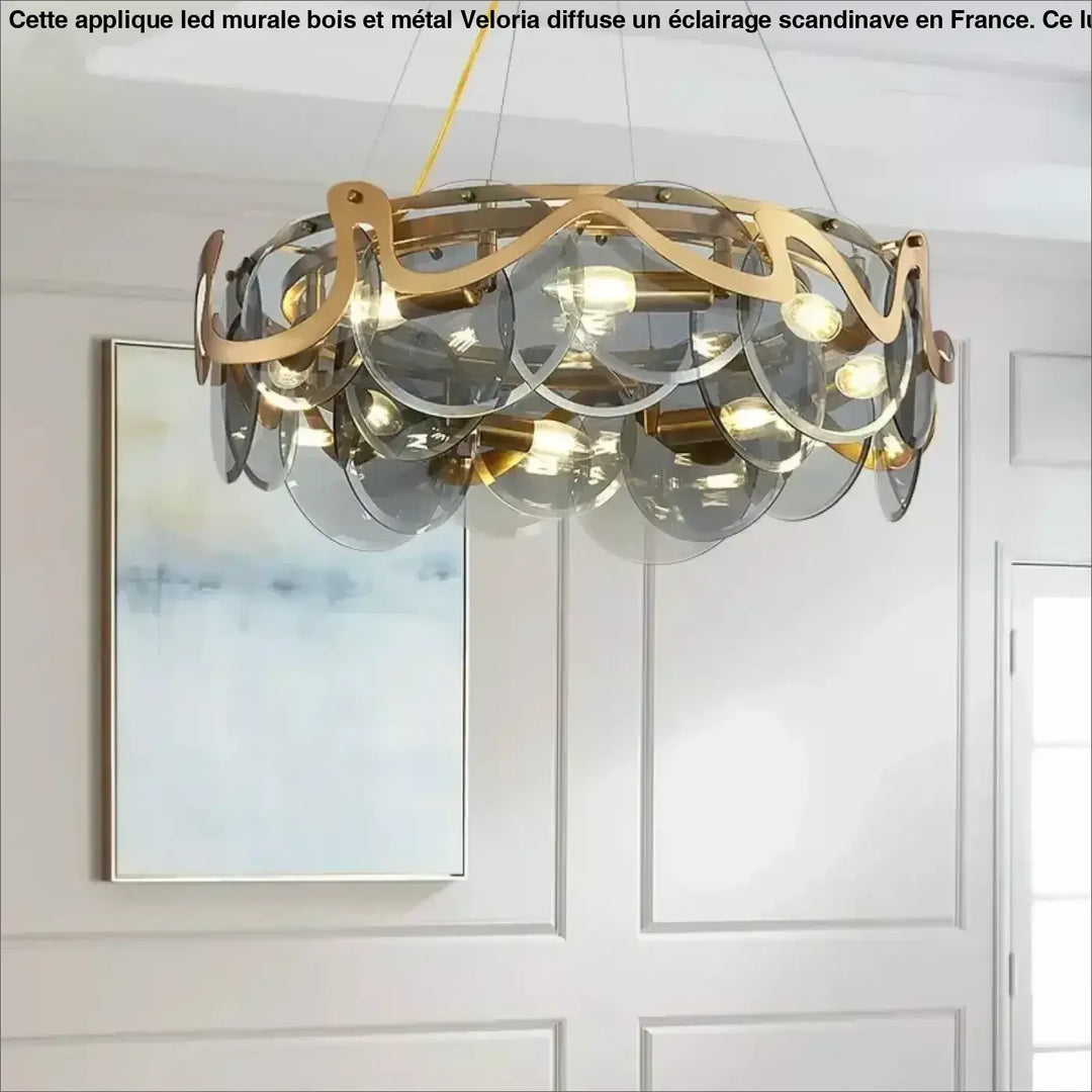 Suspension luminaire en verre blanc et structure dorée chic