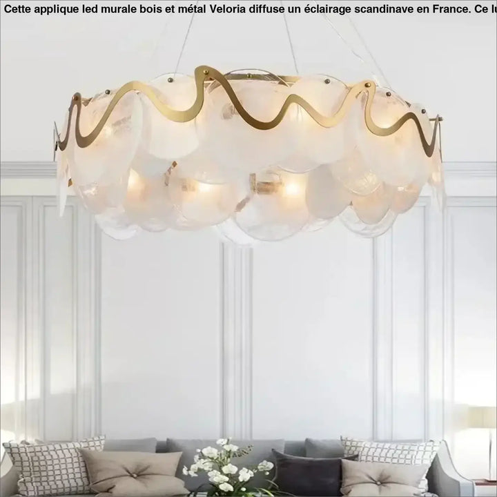 Suspension luminaire en verre blanc et structure dorée chic