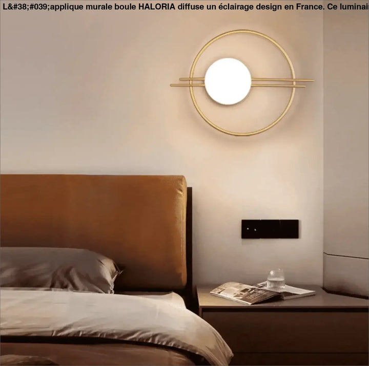 Applique mural boule haloria en métal doré avec cercle lumineux central et barres horizontales intersectées