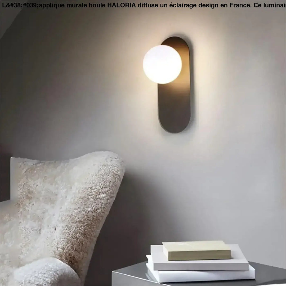 Applique mural boule haloria avec base ovale en or mat et ampoule sphérique blanche givrée moderne et minimaliste
