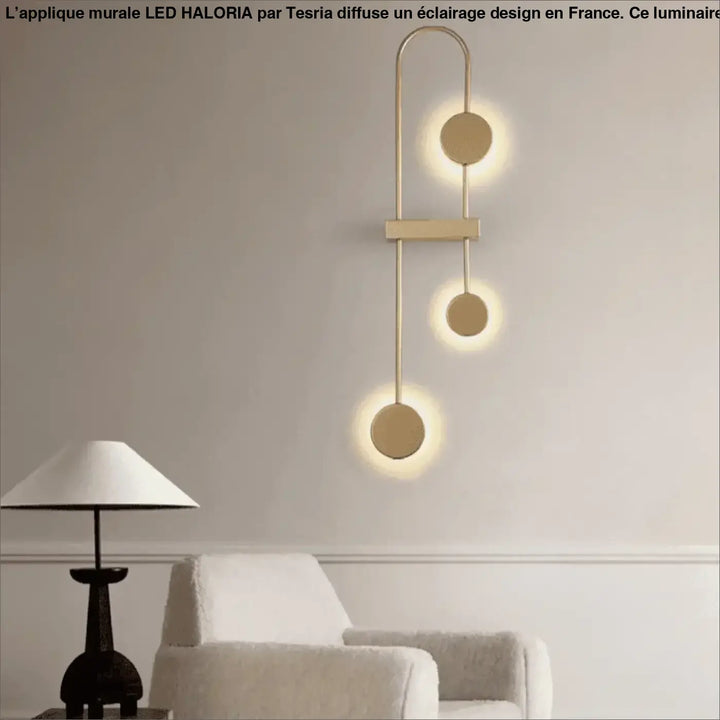 Applique mural led gold-toned moderne haloria avec trois luminaires circulaires verticaux courbés