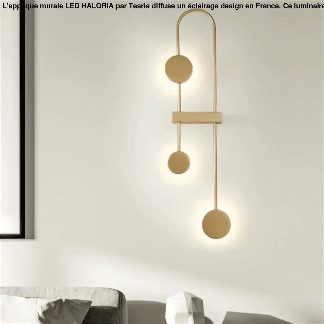 Applique mural led haloria en ton or moderne avec trois luminaires circulaires et design minimaliste élégant