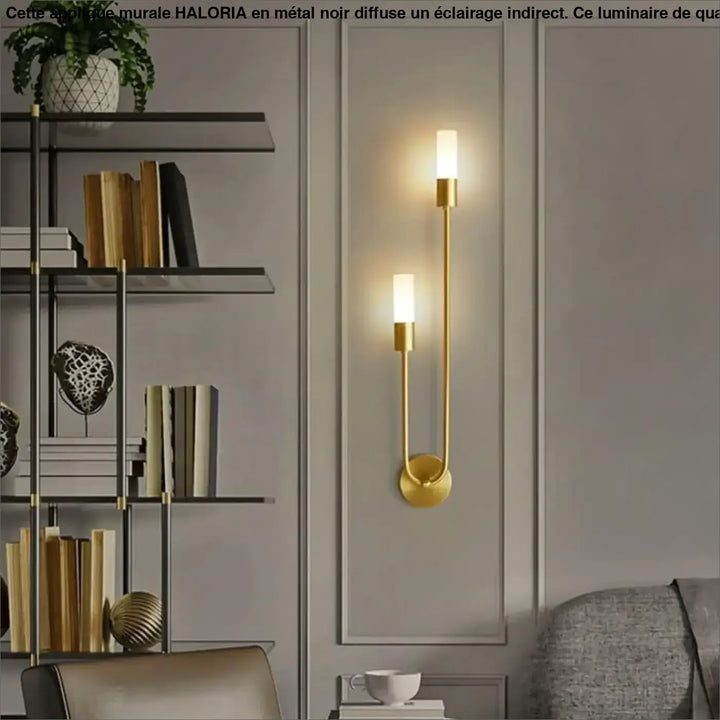 Applique mural métal haloria en métal doré avec deux luminaires cylindriques verticaux et bras incurvé élégant