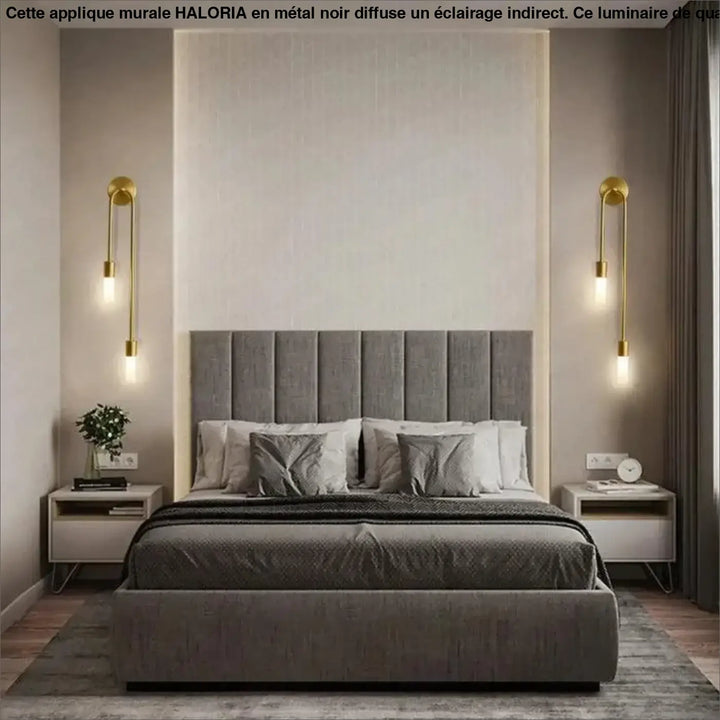 Lit gris en tissu avec tête et pied de lit capitonnés dans applique mural metal haloria