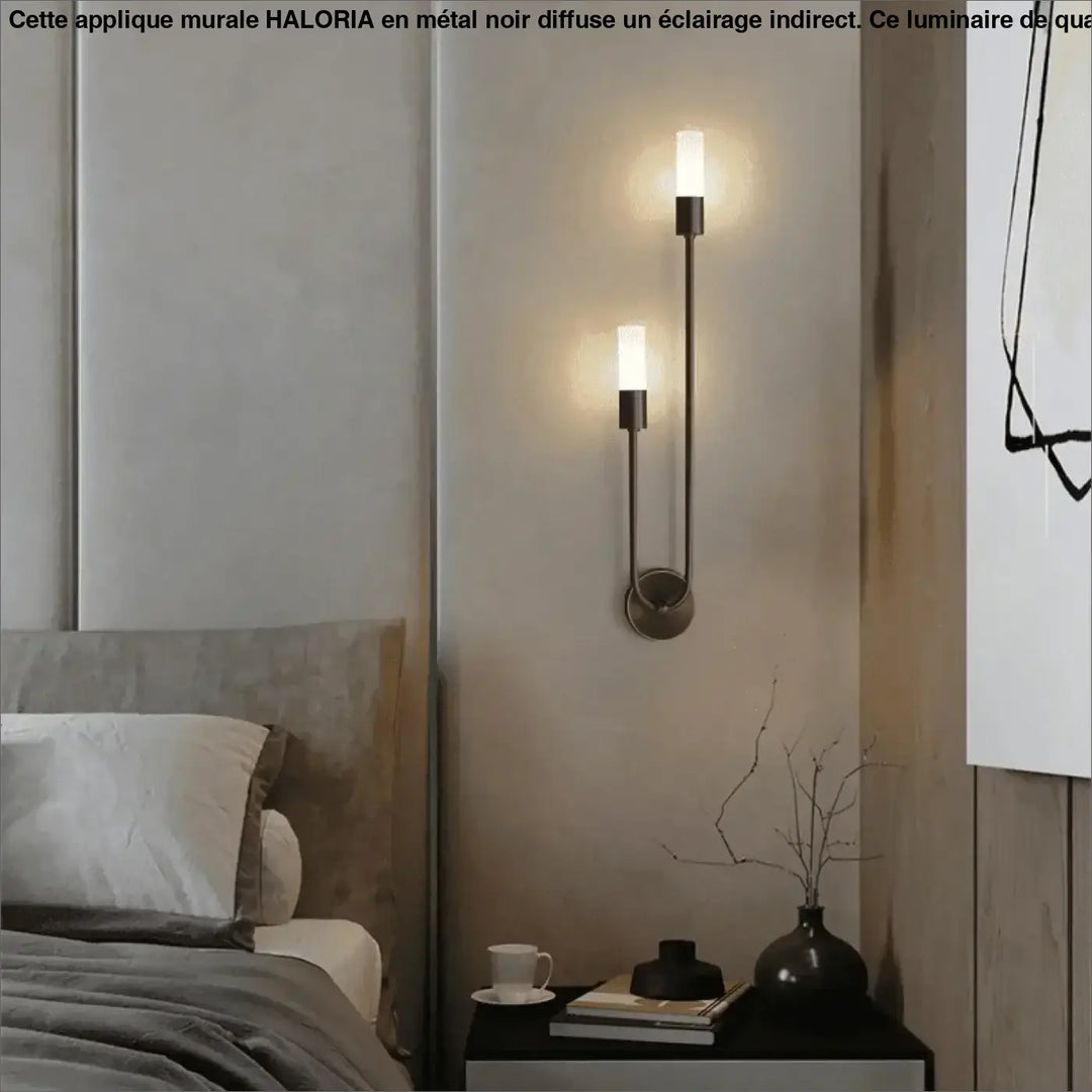 Applique mural metal moderne en métal noir avec deux ampoules verticales en verre dépoli style bougie haloria