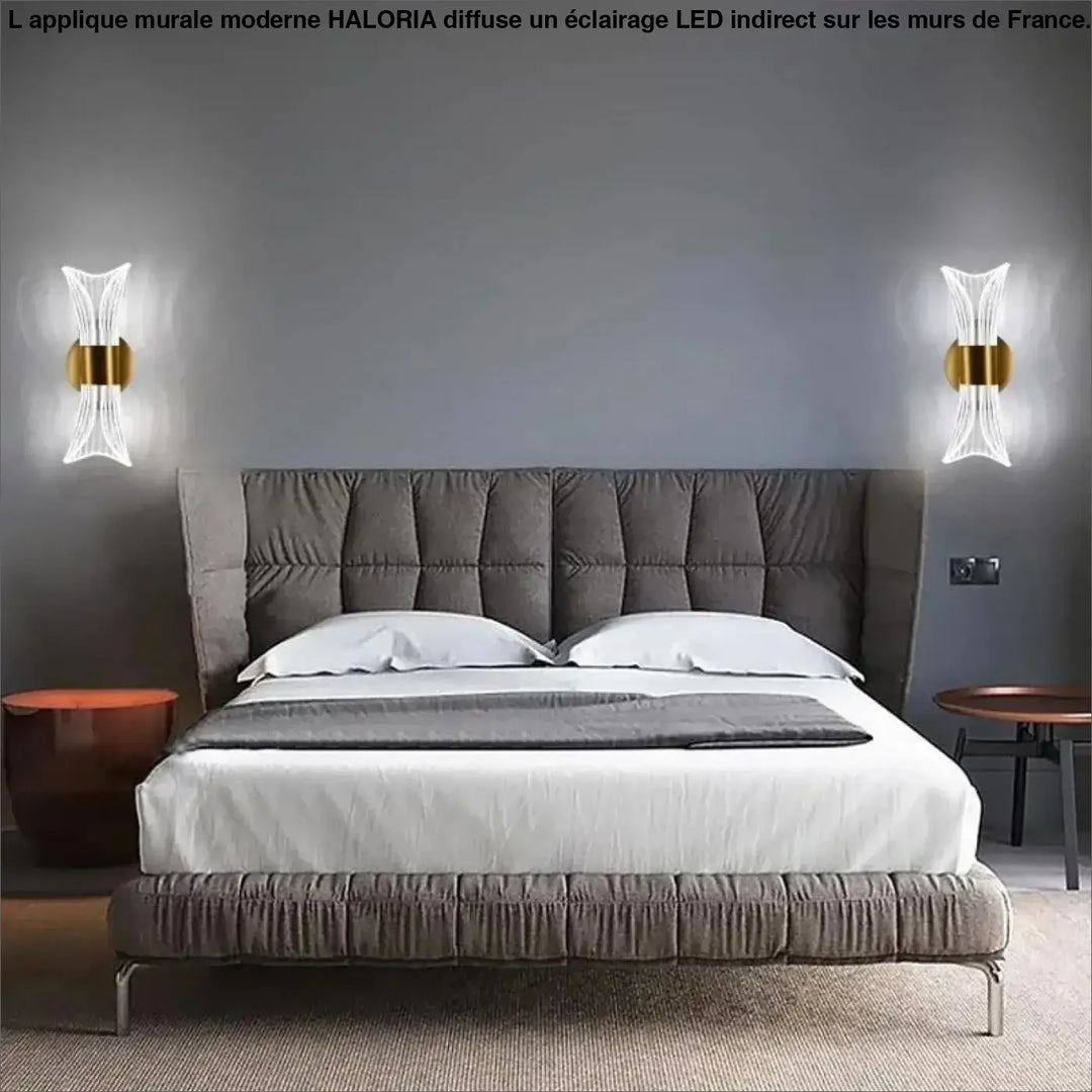 Lit gris tufté en tissu avec linge blanc et couverture gris foncé dans la collection applique mural moderne Haloria