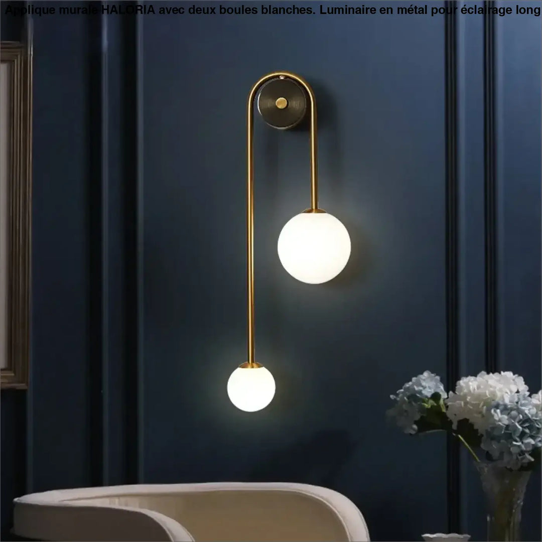 Applique murale haloria en métal doré avec deux boules blanches en verre dépoli idéale pour long d’un couloir