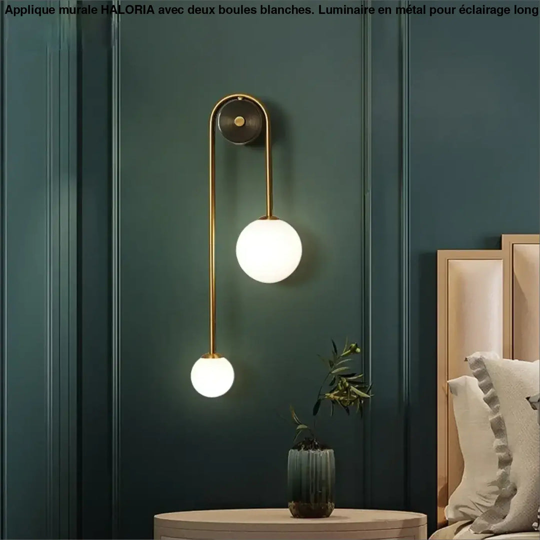 Applique murale gold ton avec deux boules blanches en verre dépoli idéale pour éclairer long d’un couloir