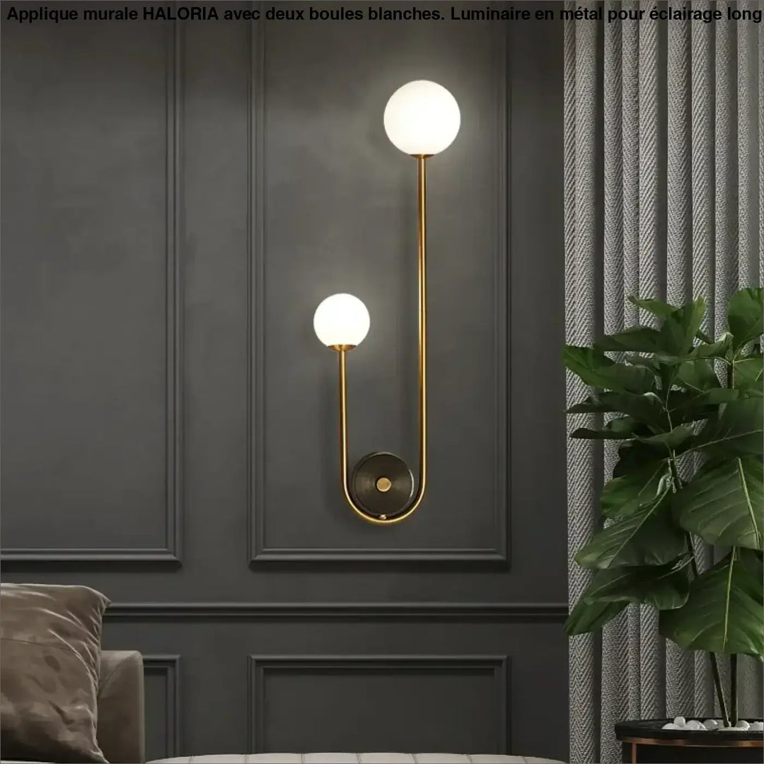 Applique murale haloria dorée avec deux boules blanches en verre givré sur bras métallique incurvé, idéale long d’un couloir