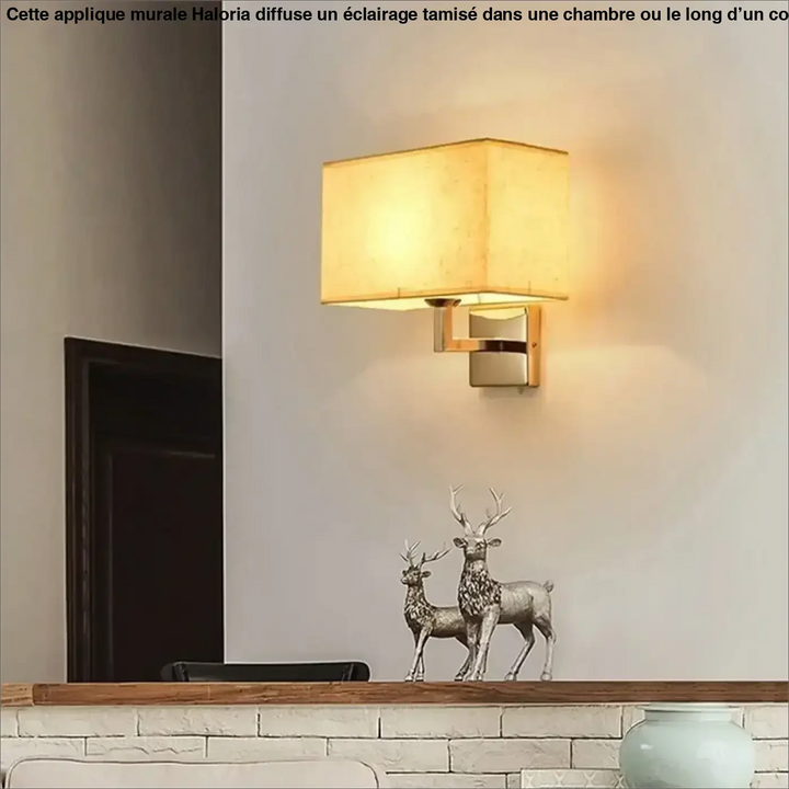 Applique murale à abat jour rectangulaire en tissu ton chaud montée sur un support métallique pour chambre autour d’un miroir
