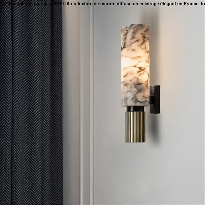 Applique murale a la texture de marbre aurelia avec abat-jour en marbre blanc et gris, base en laiton cannelé, support en métal noir pour long d’un couloir ou autour d’un miroir