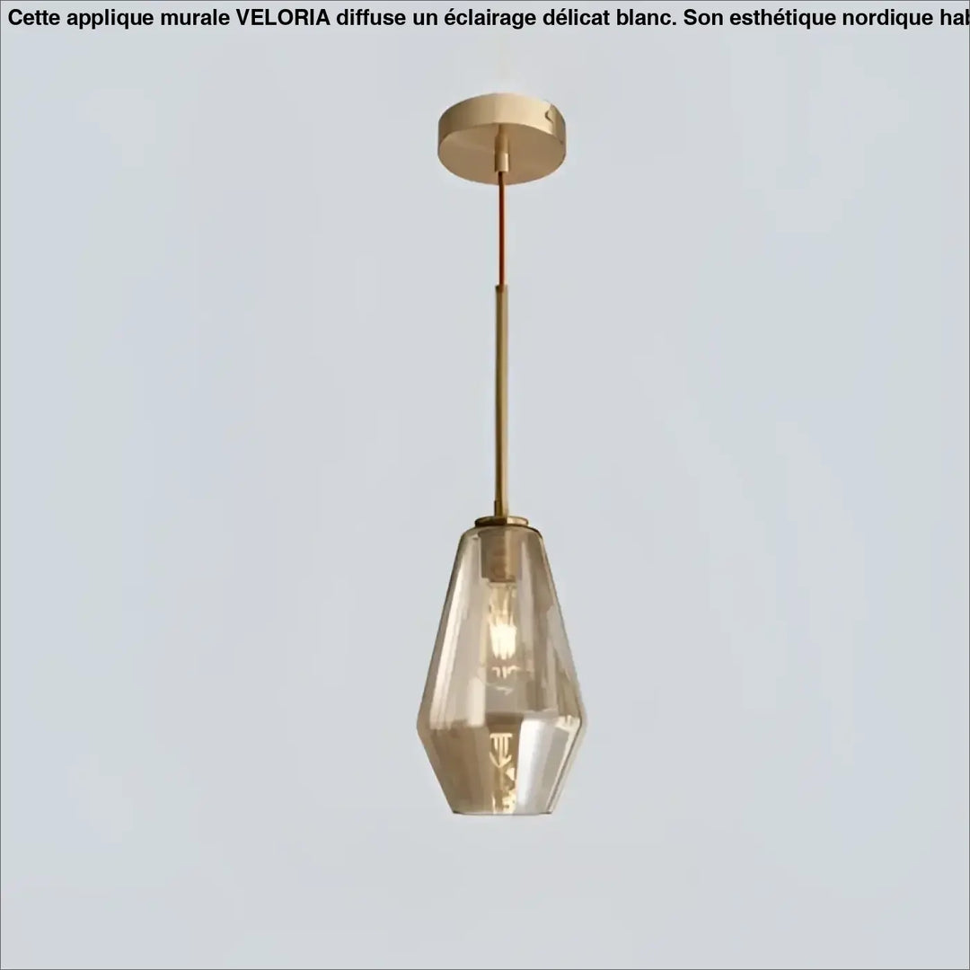 Suspension luminaire glazia avec cadre en métal doré et abat-jour en verre transparent facetté teinté ambre