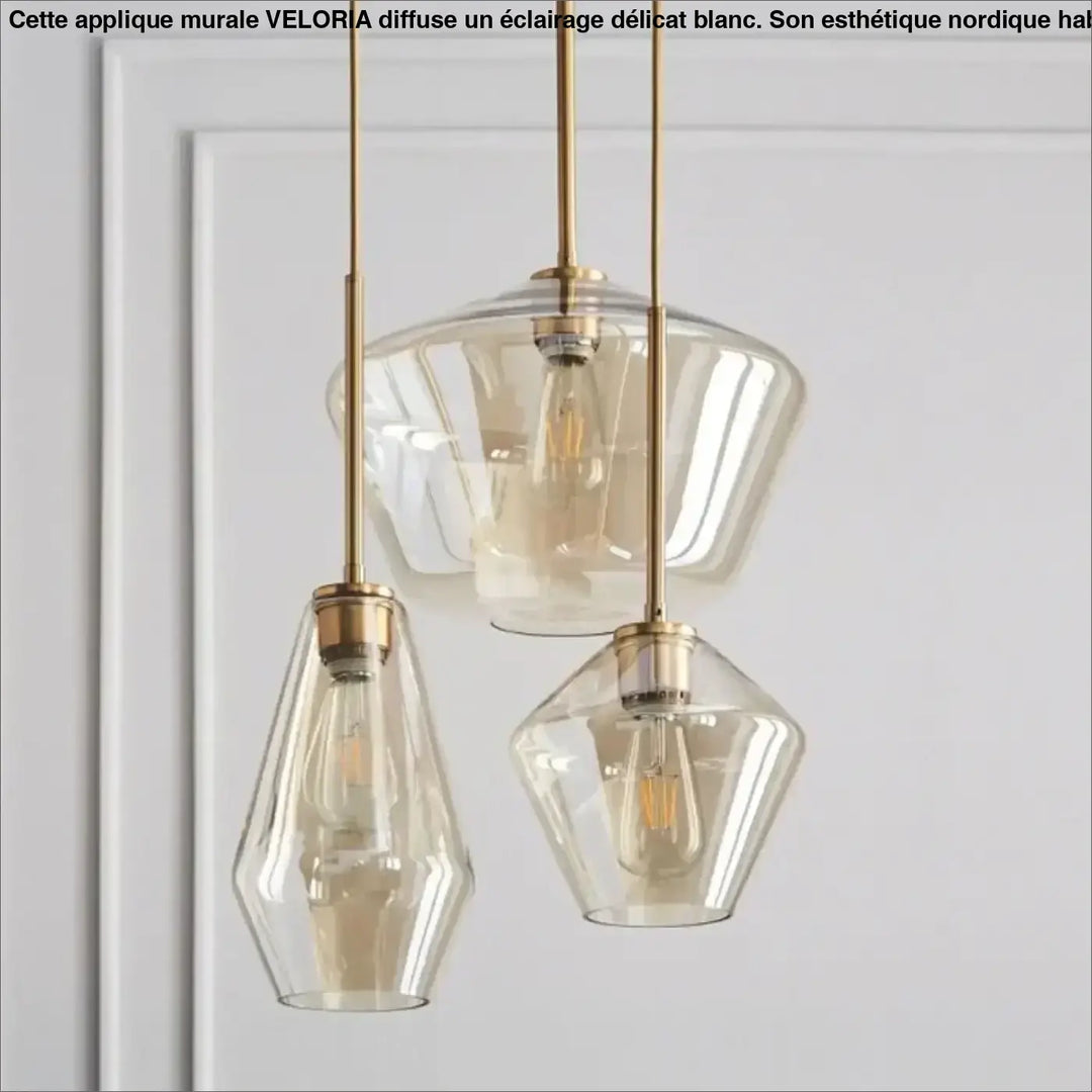 Set de trois suspensions luminaires avec verre transparent et métal doré finition brass pour intérieur moderne
