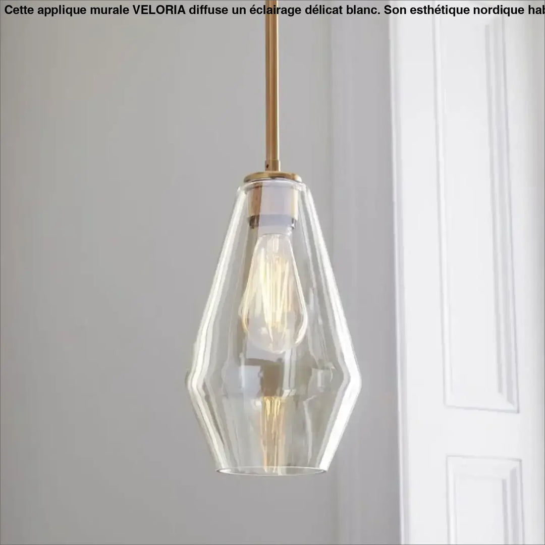 Suspension luminaire glazia en verre transparent facetté avec tige en métal doré et ampoule à filament apparent