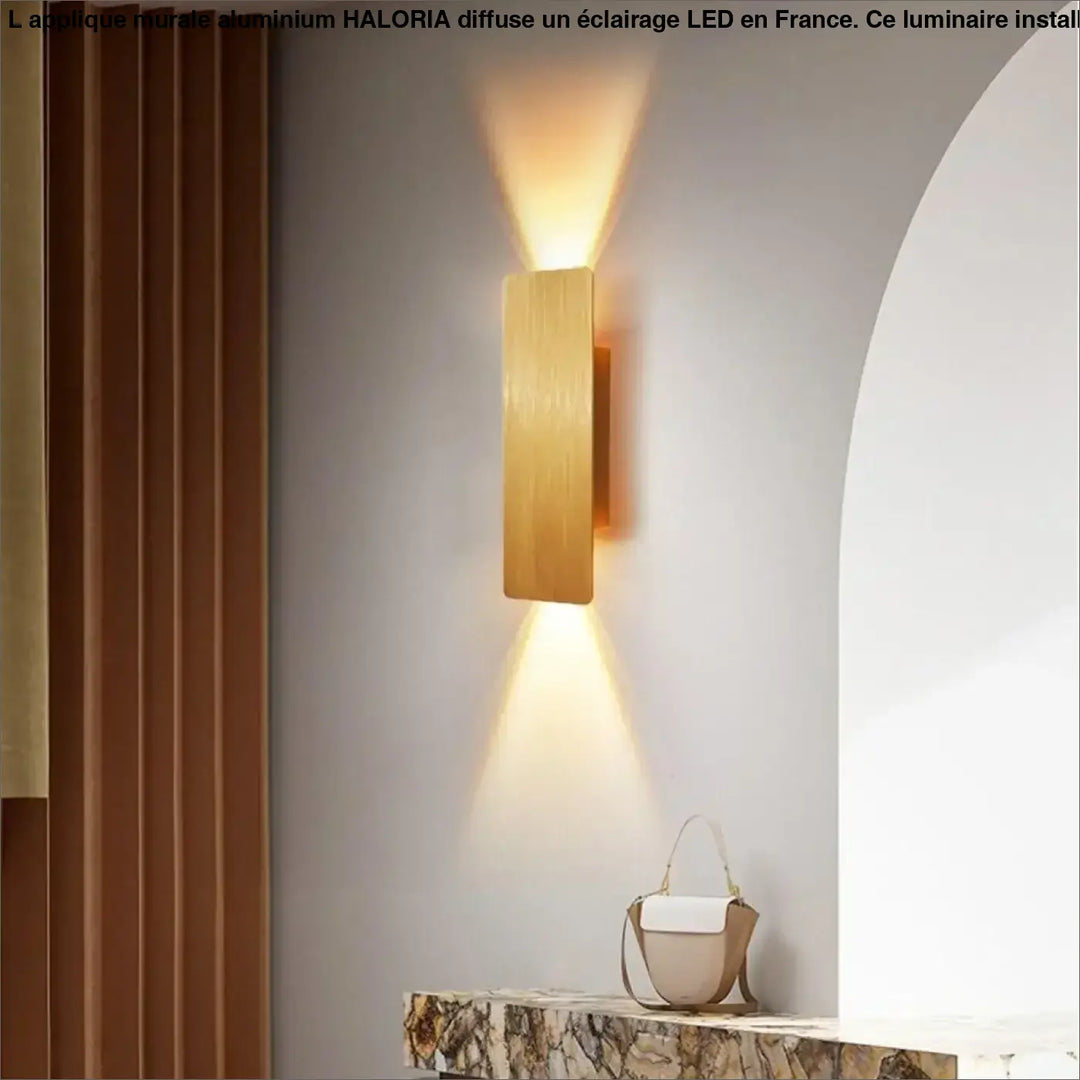 Applique murale aluminium haloria rectangulaire au fini doré chaud avec texture grain de bois murale aluminium élégante