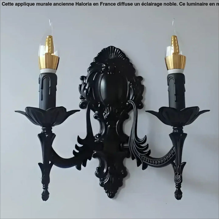 Applique murale ancienne noire en fer forgé orné avec deux bras bougies et supports dampoules finition or haloria