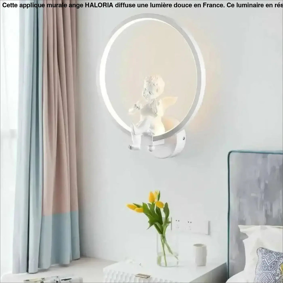 Applique murale ange blanche circulaire avec anneau lumineux et petite figurine d ange intérieur haloria