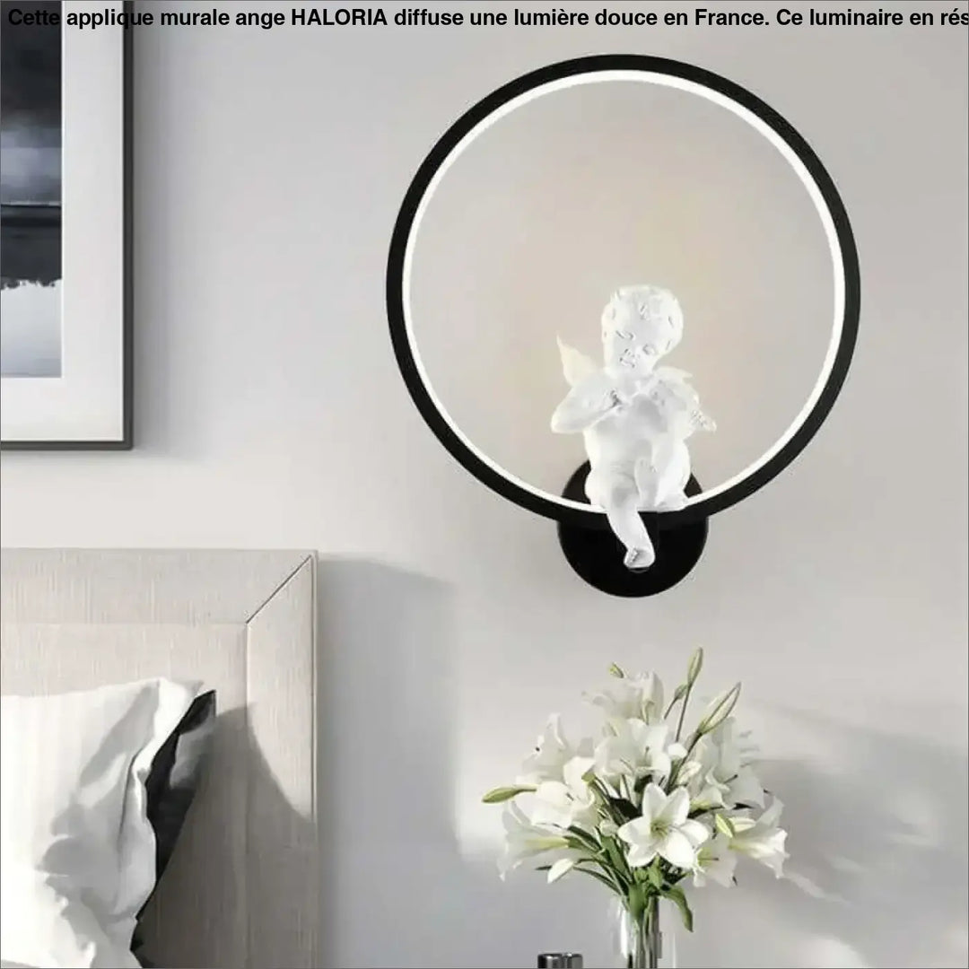 Applique murale ange haloria noire minimaliste avec anneau lumineux et figurine blanche de chérubin perchée à l’intérieur