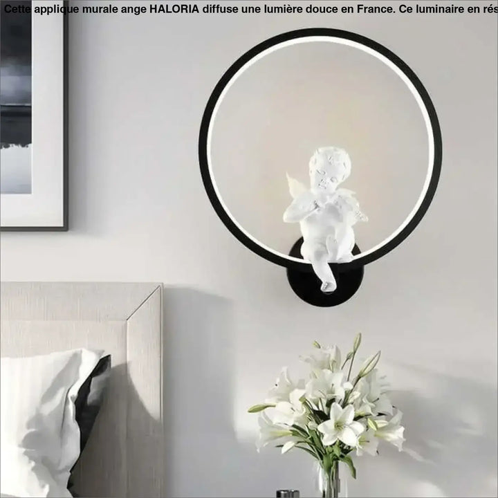 Applique murale ange haloria noire minimaliste avec anneau lumineux et figurine blanche de chérubin perchée à l’intérieur