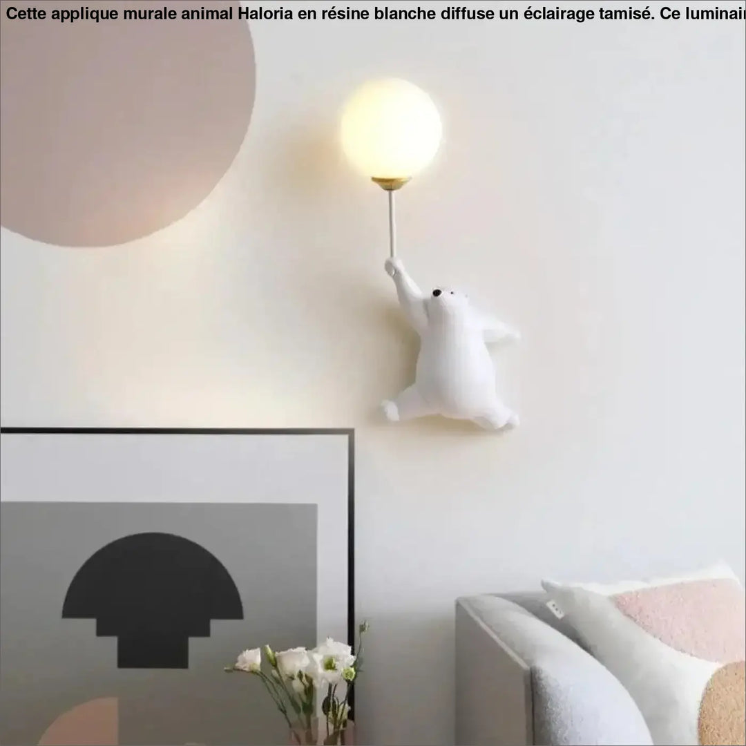 Applique murale animal en forme dours polaire blanc avec ampoule ronde diffusant une lumière chaude haloria