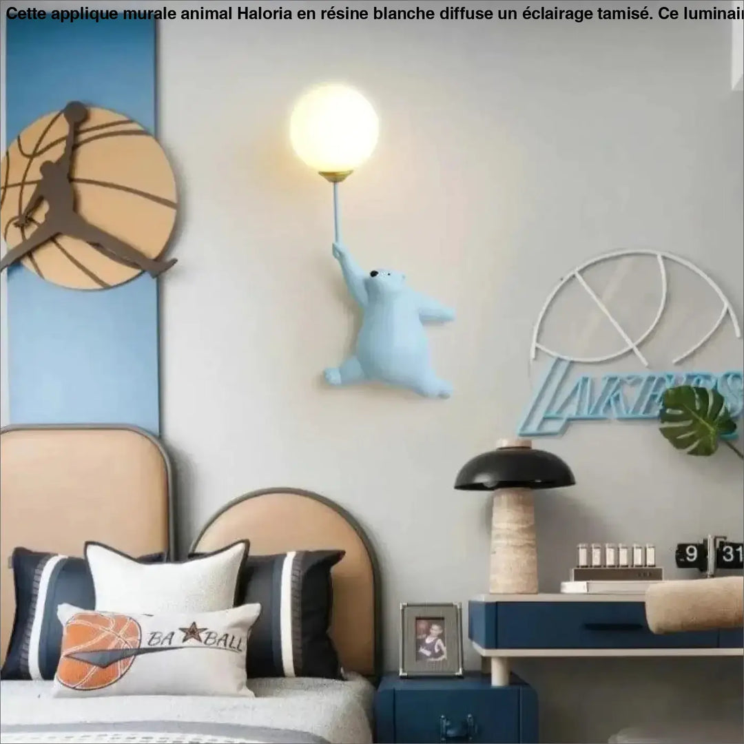 Applique murale animal haloria en forme dours polaire bleu clair tenant une lampe sphérique lumineuse