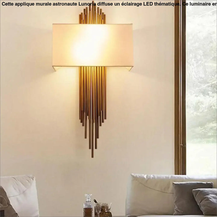 Applique murale astronaute en métal doré avec abat-jour rectangulaire en tissu beige et accents verticaux en tige