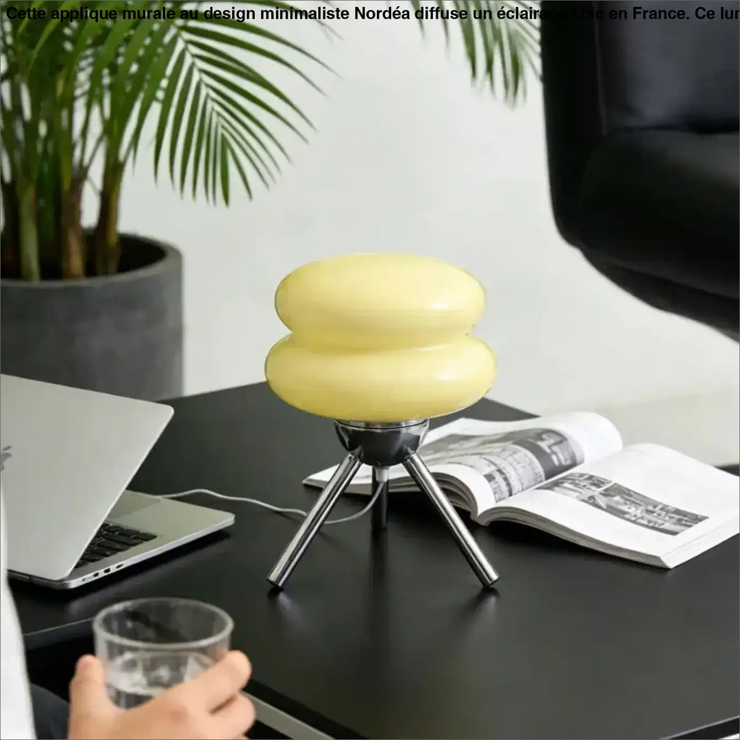 Lampe de chevet cremou plus qu’un éclairage avec design épuré en verre double couche jaune pâle et base trépied chrome