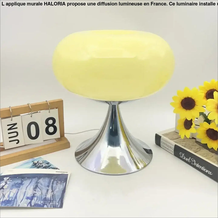 Lampe de table puffel en jaune pâle avec dôme brillant et base en chrome pour un intérieur élégant