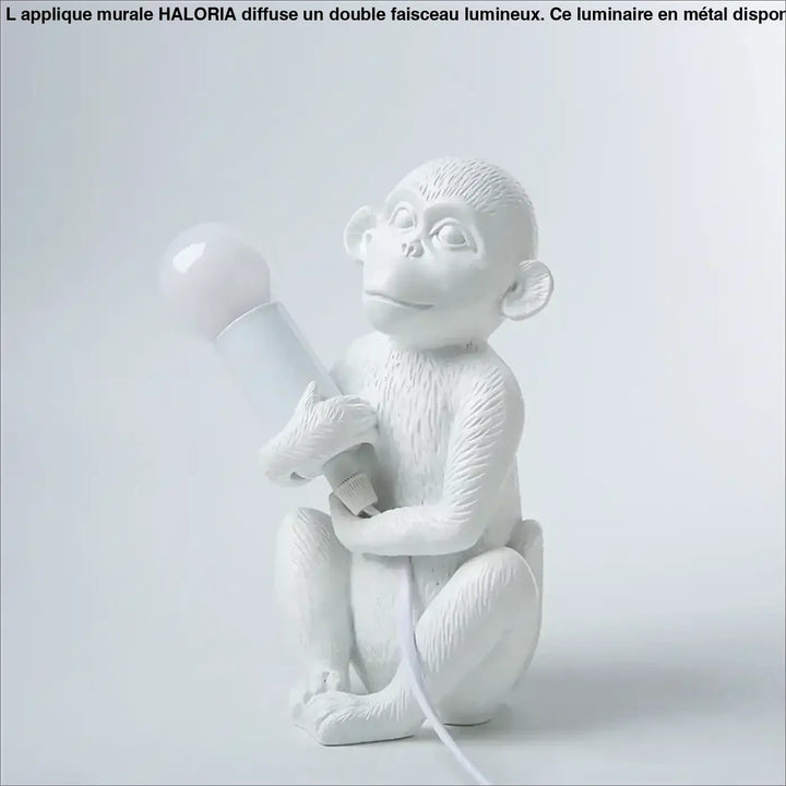 Lampe de table zaboo avec singe assis blanc en résine tenant une ampoule, table sculpturale singe décorative
